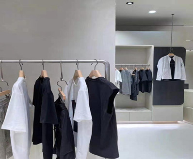 <strong>服裝店墻地一體風格微水泥案例圖</strong>